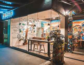 Sảnh chờ 2 Murals Sleepbox Capsule Hostel - Adults Only