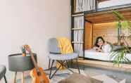 Bilik Tidur 4 Murals Sleepbox Capsule Hostel - Adults Only