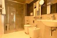 In-room Bathroom La Dolce Vita Hotel
