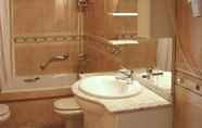 In-room Bathroom 4 Imperial Salou Apartments