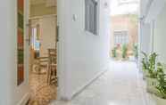 Lobi 7 Grandma's Chic & Bright Athenian Home with a Patio