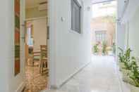 ล็อบบี้ Grandma's Chic & Bright Athenian Home with a Patio