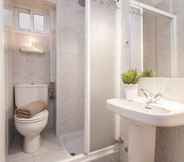 In-room Bathroom 3 Maritimo FreshApartments by Bossh Hotels