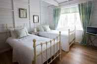 Phòng ngủ Lligwy Beach Cottage