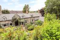 Exterior Eyton Cottage