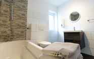 In-room Bathroom 4 T & T Suites Raunheim