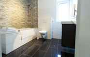 In-room Bathroom 3 T & T Suites Raunheim