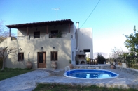 Swimming Pool Rural Spacious Villa with Pool at Central Crete