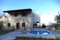 Kolam Renang Rural Spacious Villa with Pool at Central Crete