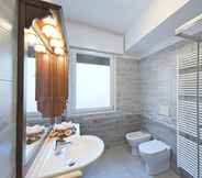 ห้องน้ำภายในห้อง 6 Residence Serenissima by Holistay