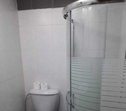 In-room Bathroom 7 Auberge Hadath