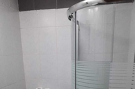 In-room Bathroom Auberge Hadath