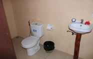 Toilet Kamar 5 Loboc Cool River Resort