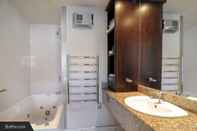In-room Bathroom Alpine Village - 2 Bedroom Executive Apartment