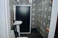 Phòng tắm bên trong Johan Dive Resort