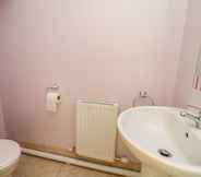 In-room Bathroom 6 Hen Brynbedw