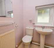 In-room Bathroom 5 Hen Brynbedw