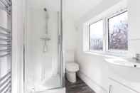 In-room Bathroom Townhouse @ 76 Clare Street Stoke