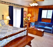 Bedroom 2 Arrowhead Country Inn and Cabins