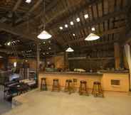 Bar, Kafe dan Lounge 3 Pig's Inn Old Oil Factory