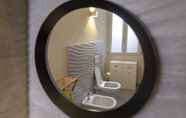 In-room Bathroom 4 Porte ad Arco