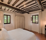 Bedroom 7 Villa in Castellina w. Pool, Garden & Winery