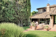 Exterior Villa in Castellina w. Pool, Garden & Winery