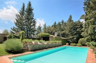 Swimming Pool Villa in Castellina w. Pool, Garden & Winery