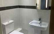 In-room Bathroom 7 Riis Apartments Camberley