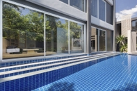 Swimming Pool Zen Studio Suite by Holiplanet