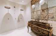 Toilet Kamar 5 Paragon 700 Boutique Hotel & SPA