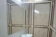 Toilet Kamar Safary Hotel - Hostel