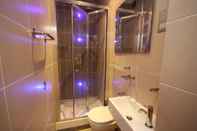 In-room Bathroom Cosy Studio Oxford Street Best Location