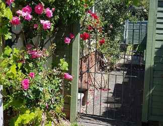 Exterior 2 Rosehip Cottage