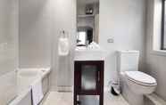 In-room Bathroom 6 Lakefront Living - 4 Bedrm Apartmt Alpine Village