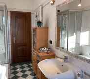 In-room Bathroom 5 Villa Vigna