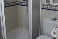In-room Bathroom 7C Invicta by Casas & Papéis