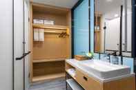 In-room Bathroom Microtel by Wyndham Hangzhou