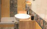 Toilet Kamar 6 Industrial Chic House