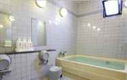 Toilet Kamar 6 Your Resort Kohsen