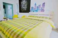 Bedroom Avatar Young Lion Large Queen Bed & High Rise View