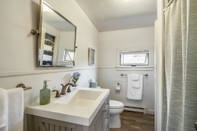 In-room Bathroom Oak Bluffs 3-Bed Cottage, Walk to Town