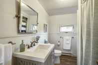 In-room Bathroom Oak Bluffs 3-Bed Cottage, Walk to Town