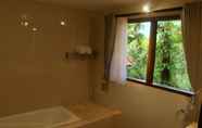 Toilet Kamar 7 Shanti Natural Panorama View Hotel