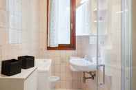 Toilet Kamar Riviera San Benedetto Mini Flat