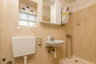 Toilet Kamar Apartments Komin