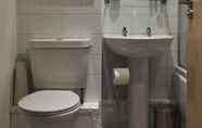 Toilet Kamar 7 Clarence Court