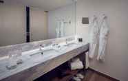 In-room Bathroom 7 Boeira Garden Hotel Porto Gaia, Curio Collection by Hilton
