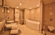 In-room Bathroom 6 Ramada Plaza by Wyndham Mardin