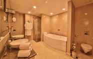 In-room Bathroom 6 Ramada Plaza by Wyndham Mardin